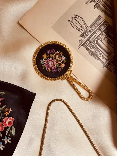 Foto de um(a) Antigo Conjunto Bolsa / Espelho / Luvas, da categoria de Arte têxtil. Magnífico conjunto vintage Bolsa / luvas e espelho de bolsa francesa original – 1920 – bordado floral impecável Um conjunto... Mostrado de uma perspectiva diferente. Vendido no marketplace Trésors.