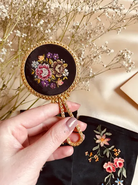 Foto de um(a) Antigo Conjunto Bolsa / Espelho / Luvas, da categoria de Arte têxtil. Magnífico conjunto vintage Bolsa / luvas e espelho de bolsa francesa original – 1920 – bordado floral impecável Um conjunto... Mostrado de uma perspectiva diferente. Vendido no marketplace Trésors.