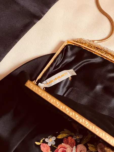 Foto de um(a) Antigo Conjunto Bolsa / Espelho / Luvas, da categoria de Arte têxtil. Magnífico conjunto vintage Bolsa / luvas e espelho de bolsa francesa original – 1920 – bordado floral impecável Um conjunto... Mostrado de uma perspectiva diferente. Vendido no marketplace Trésors.