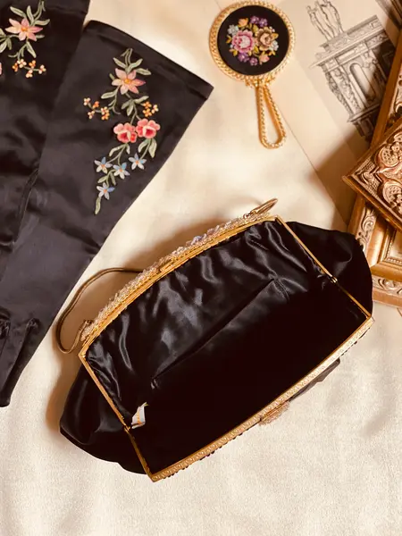Foto de um(a) Antigo Conjunto Bolsa / Espelho / Luvas, da categoria de Arte têxtil. Magnífico conjunto vintage Bolsa / luvas e espelho de bolsa francesa original – 1920 – bordado floral impecável Um conjunto... Mostrado de uma perspectiva diferente. Vendido no marketplace Trésors.