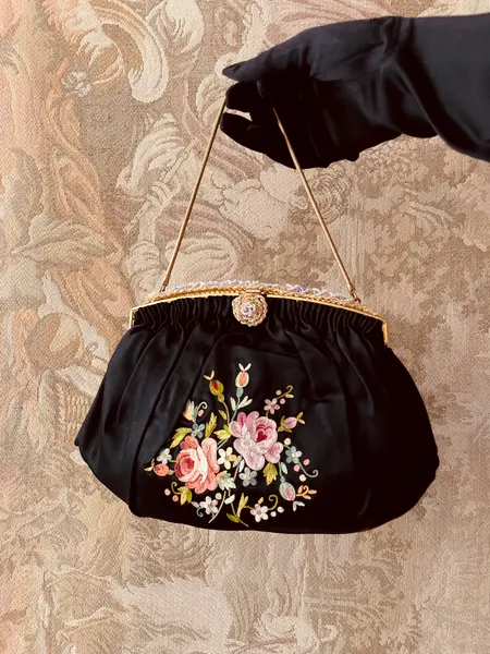 Foto de um(a) Antigo Conjunto Bolsa / Espelho / Luvas, da categoria de Arte têxtil. Magnífico conjunto vintage Bolsa / luvas e espelho de bolsa francesa original – 1920 – bordado floral impecável Um conjunto... Mostrado de uma perspectiva diferente. Vendido no marketplace Trésors.