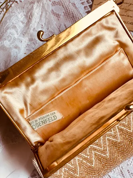 Foto de um(a) Bolsa Antiga 1930, da categoria de Arte têxtil. Bolsa vintage original da marca Rosenfeld, datada de aproximadamente dos anos 1930/40, confeccionada artesanalmente em micro... Mostrado de uma perspectiva diferente. Vendido no marketplace Trésors.