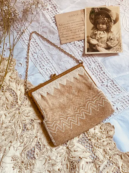 Foto de um(a) Bolsa Antiga 1930, da categoria de Arte têxtil. Bolsa vintage original da marca Rosenfeld, datada de aproximadamente dos anos 1930/40, confeccionada artesanalmente em micro... Mostrado de uma perspectiva diferente. Vendido no marketplace Trésors.