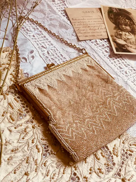 Foto de um(a) Bolsa Antiga 1930, da categoria de Arte têxtil. Bolsa vintage original da marca Rosenfeld, datada de aproximadamente dos anos 1930/40, confeccionada artesanalmente em micro... Mostrado de uma perspectiva diferente. Vendido no marketplace Trésors.