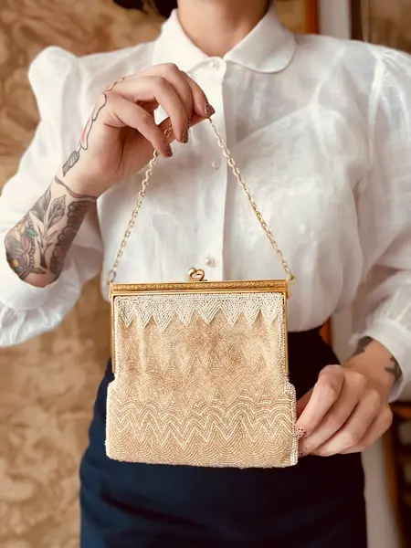 Foto de um(a) Bolsa Antiga 1930, da categoria de Arte têxtil. Bolsa vintage original da marca Rosenfeld, datada de aproximadamente dos anos 1930/40, confeccionada artesanalmente em micro... Mostrado de uma perspectiva diferente. Vendido no marketplace Trésors.