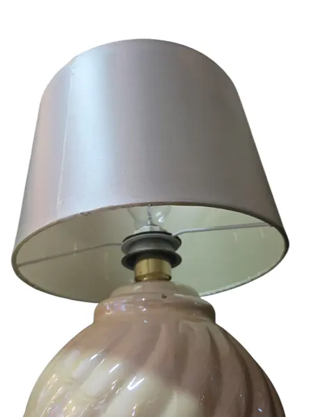 Foto de um(a) Abajur em Porcelana – Elegância Clássica e Brilho Acetinado, da categoria de Abajures. Adicione um toque de nobreza ao seu décor com este abajur em porcelana de alta qualidade. Com acabamento impecável e brilho... Mostrado de uma perspectiva diferente. Vendido no marketplace Trésors.