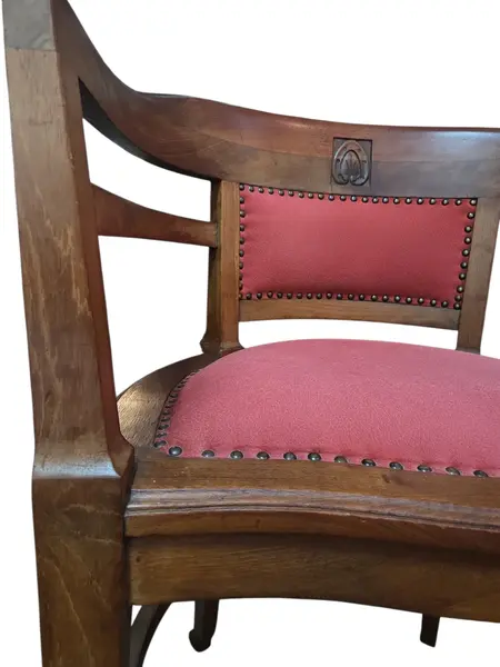 Foto de um(a) Rara Poltrona Centenária – Relíquia do Mobiliário Brasileiro, da categoria de Poltronas. Uma oportunidade única para possuir um pedaço da história. Esta poltrona exibe a tonalidade profunda e os veios únicos que... Mostrado de uma perspectiva diferente. Vendido no marketplace Trésors.