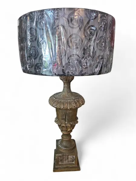 Foto de um(a) Abajur Rústico Madeira Entalhada - Arte e Aconchego, da categoria de Abajures. Traga a natureza para dentro de casa. Nosso abajur entalhado valoriza os veios naturais da madeira, proporcionando uma... Mostrado de uma perspectiva diferente. Vendido no marketplace Trésors.