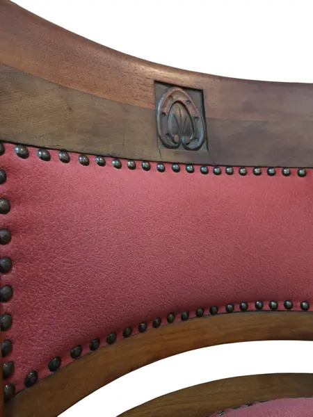 Foto de um(a) Rara Poltrona Centenária – Relíquia do Mobiliário Brasileiro, da categoria de Poltronas. Uma oportunidade única para possuir um pedaço da história. Esta poltrona exibe a tonalidade profunda e os veios únicos que... Mostrado de uma perspectiva diferente. Vendido no marketplace Trésors.