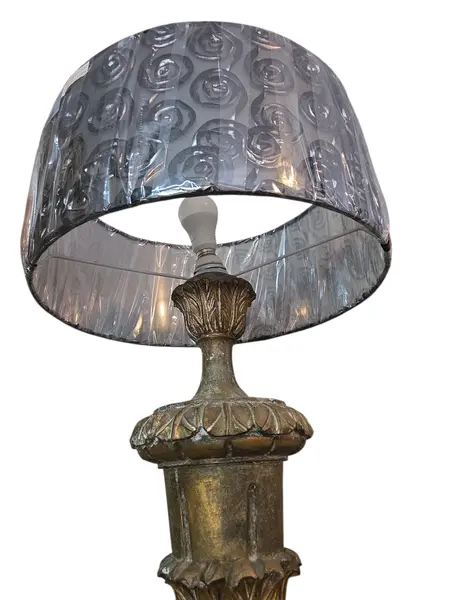 Foto de um(a) Abajur Rústico Madeira Entalhada - Arte e Aconchego, da categoria de Abajures. Traga a natureza para dentro de casa. Nosso abajur entalhado valoriza os veios naturais da madeira, proporcionando uma... Mostrado de uma perspectiva diferente. Vendido no marketplace Trésors.