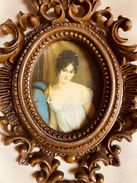 Foto de um(a) Quadro Rococó Made in Italy, da categoria de Espelhos. Quadro Ornamental Rococó – Made in Italy Itália, provável década de 1970. Peça decorativa com moldura em resina ricamente... Mostrado de uma perspectiva diferente. Vendido no marketplace Trésors.