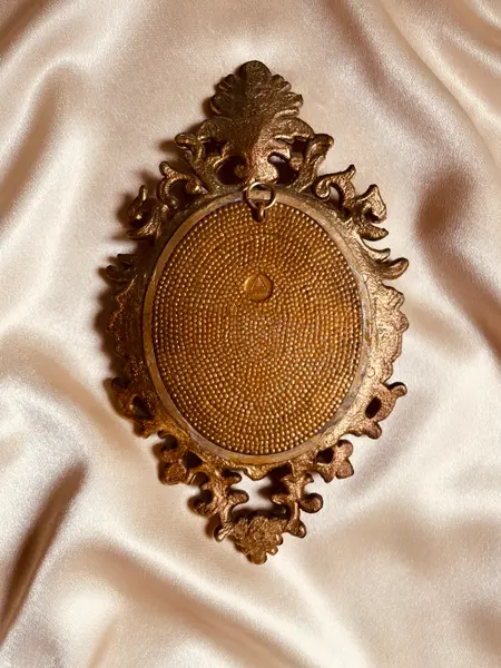 Foto de um(a) Quadro Rococó Made in Italy, da categoria de Espelhos. Quadro Ornamental Rococó – Made in Italy Itália, provável década de 1970. Peça decorativa com moldura em resina ricamente... Mostrado de uma perspectiva diferente. Vendido no marketplace Trésors.