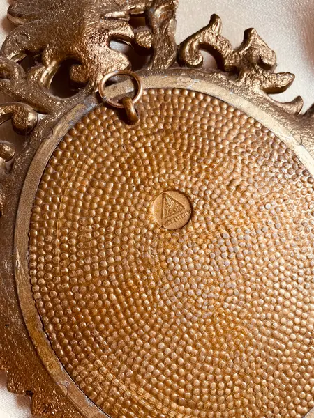 Foto de um(a) Quadro Rococó Made in Italy, da categoria de Espelhos. Quadro Ornamental Rococó – Made in Italy Itália, provável década de 1970. Peça decorativa com moldura em resina ricamente... Mostrado de uma perspectiva diferente. Vendido no marketplace Trésors.