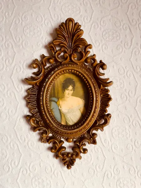 Foto de um(a) Quadro Rococó Made in Italy, da categoria de Espelhos. Quadro Ornamental Rococó – Made in Italy Itália, provável década de 1970. Peça decorativa com moldura em resina ricamente... Mostrado de uma perspectiva diferente. Vendido no marketplace Trésors.