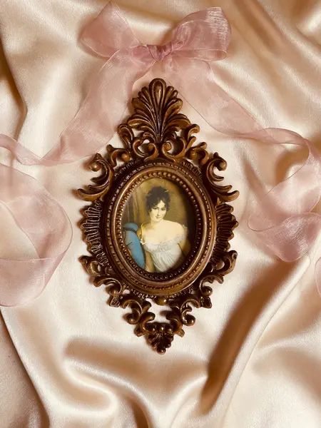 Foto de um(a) Quadro Rococó Made in Italy, da categoria de Espelhos. Quadro Ornamental Rococó – Made in Italy Itália, provável década de 1970. Peça decorativa com moldura em resina ricamente... Mostrado de uma perspectiva diferente. Vendido no marketplace Trésors.