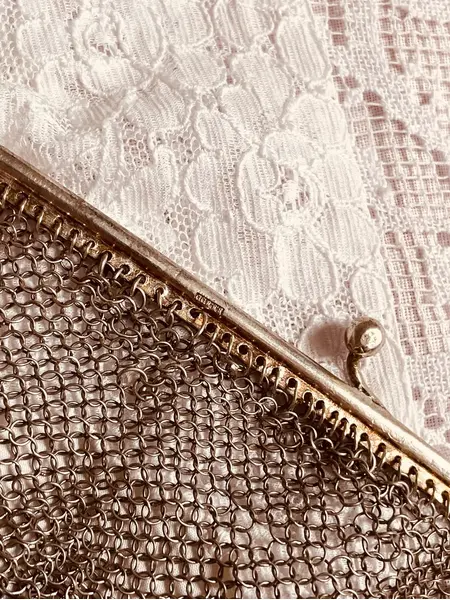 Foto de um(a) Bolsa Malha Prata Portuguesa, da categoria de Arte têxtil. Bolsa de toalete portuguesa em prata contrastada, década de 1920. Corpo em malha de prata artesanal, com delicados pingentes... Mostrado de uma perspectiva diferente. Vendido no marketplace Trésors.