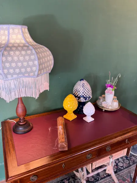 Foto de um(a) Escrivaninha Inglesa anos 60, da categoria de Escrivaninhas e Mesas de escritório. Antiga escrivaninha estilo inglês da década de 60 em madeira nobre com frisos marchetados, tampo retangular com couro... Mostrado de uma perspectiva diferente. Vendido no marketplace Trésors.