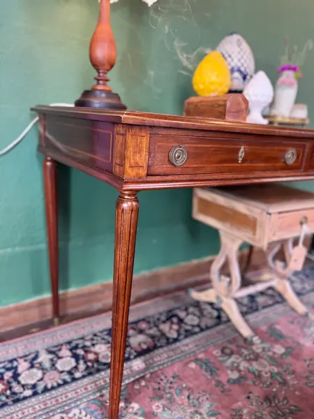 Foto de um(a) Escrivaninha Inglesa anos 60, da categoria de Escrivaninhas e Mesas de escritório. Antiga escrivaninha estilo inglês da década de 60 em madeira nobre com frisos marchetados, tampo retangular com couro... Mostrado de uma perspectiva diferente. Vendido no marketplace Trésors.