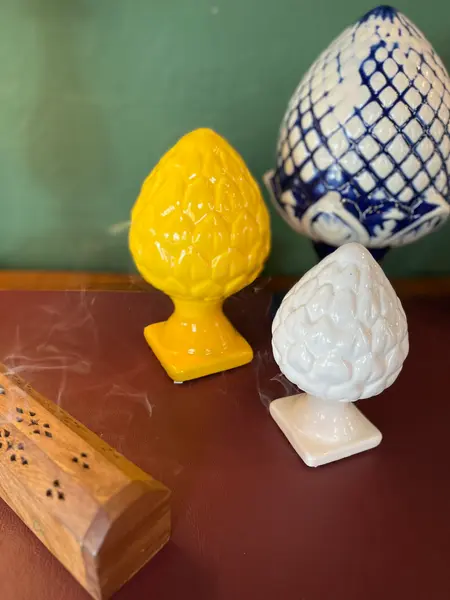 Foto de um(a) Par de Pinhas em cerâmica vitrificada, da categoria de Vasos. Lindas e delicadas Pinhas em cerâmica vitrificadas. medidas: Pinha amarela: 24A x 13D cm Pinha Branca: 18A x 11D. Mostrado de uma perspectiva diferente. Vendido no marketplace Trésors.