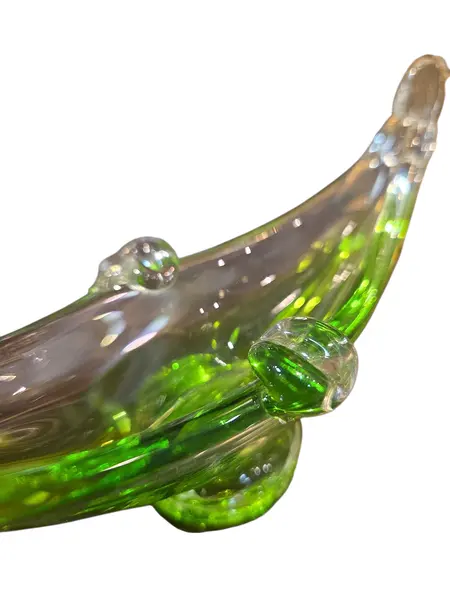 Foto de um(a) Cinzeiro em Cristal Murano Verde, da categoria de Cinzeiros. Adicione um toque de cor e brilho ao seu décor com este cinzeiro em Cristal Murano. Com seu design robusto e lapidação... Mostrado de uma perspectiva diferente. Vendido no marketplace Trésors.
