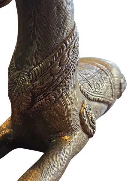 Foto de um(a) Cervo Majestoso em Bronze, da categoria de Escultura. Esta escultura captura a essência da vida selvagem com um realismo impressionante. Fundida em bronze de alta qualidade, a... Mostrado de uma perspectiva diferente. Vendido no marketplace Trésors.