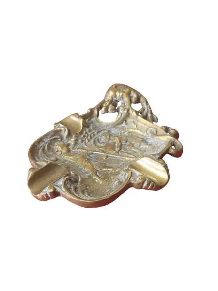 Foto de um(a) Cinzeiro Dragão em Bronze Maciço – Cena Clássica em Relevo, da categoria de Cinzeiros. Uma peça de colecionador que transborda história e elegância. Este cinzeiro em bronze maciço apresenta um detalhado trabalho... Mostrado de uma perspectiva diferente. Vendido no marketplace Trésors.