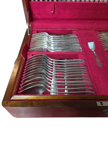 Foto de um(a) Faqueiro Radio Prateado - 104 Peças Completo com Estojo, da categoria de Faqueiros / Jogo de talheres. O clássico que nunca sai de moda na sua mesa. Para quem busca uma mesa posta com presença e história, este faqueiro Modelo... Mostrado de uma perspectiva diferente. Vendido no marketplace Trésors.