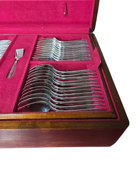 Foto de um(a) Faqueiro Radio Prateado - 104 Peças Completo com Estojo, da categoria de Faqueiros / Jogo de talheres. O clássico que nunca sai de moda na sua mesa. Para quem busca uma mesa posta com presença e história, este faqueiro Modelo... Mostrado de uma perspectiva diferente. Vendido no marketplace Trésors.