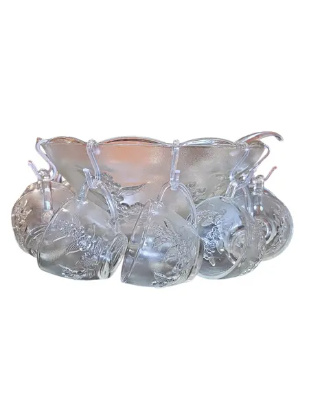 Foto de um(a) Jogo de Poncheira da Indonésia - Conjunto Completo com 27 Peças, da categoria de Travessas e tigelas. Este conjunto de 27 peças é ideal para servir com elegância e precisão. Abaixo, as especificações detalhadas de cada item... Mostrado de uma perspectiva diferente. Vendido no marketplace Trésors.