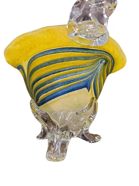 Foto de um(a) Cesta em Murano Amarelo, da categoria de Cestos e Caixas. Cesto em Murano Mais do que um objeto, uma obra de arte. Esta cesta em Murano captura a luz de forma mágica, trazendo a... Mostrado de uma perspectiva diferente. Vendido no marketplace Trésors.