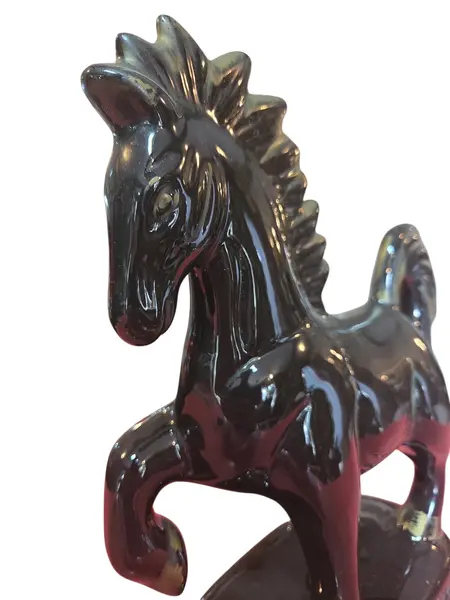 Foto de um(a) Corcel Imperial: Porcelana Vitrificada de Alto Padrão, da categoria de Escultura. Uma peça statement que exala força e mistério. Esta escultura de cavalo é produzida em porcelana de alta densidade. O efeito... Mostrado de uma perspectiva diferente. Vendido no marketplace Trésors.