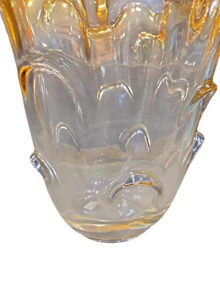 Foto de um(a) Vaso Murano Dourado, da categoria de Vasos. Cada curva deste vaso conta uma história de fogo e sopro. Feito artesanalmente, este Murano carrega a alma da tradição... Mostrado de uma perspectiva diferente. Vendido no marketplace Trésors.