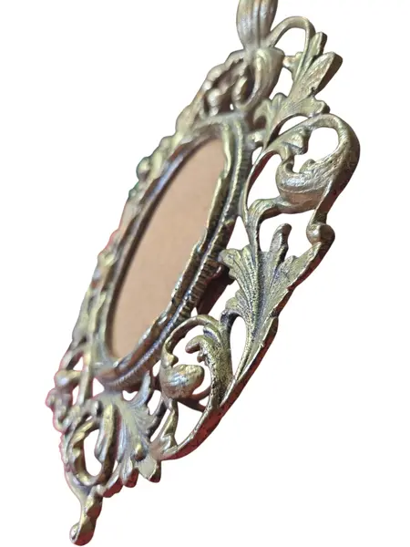 Foto de um(a) Porta-Retrato em bronze, da categoria de Porta retratos. Adicione um toque de suntuosidade à sua decoração com este porta-retrato em bronze maciço. Com moldura ricamente trabalhada... Mostrado de uma perspectiva diferente. Vendido no marketplace Trésors.