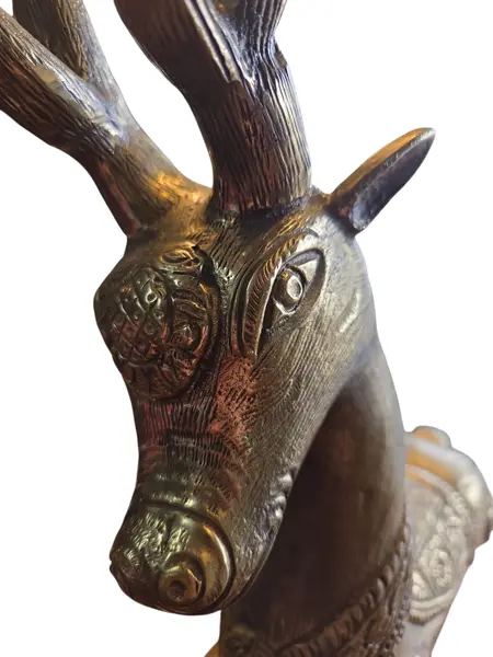 Foto de um(a) Cervo Majestoso em Bronze, da categoria de Escultura. Esta escultura captura a essência da vida selvagem com um realismo impressionante. Fundida em bronze de alta qualidade, a... Mostrado de uma perspectiva diferente. Vendido no marketplace Trésors.