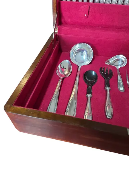 Foto de um(a) Faqueiro Radio Prateado - 104 Peças Completo com Estojo, da categoria de Faqueiros / Jogo de talheres. O clássico que nunca sai de moda na sua mesa. Para quem busca uma mesa posta com presença e história, este faqueiro Modelo... Mostrado de uma perspectiva diferente. Vendido no marketplace Trésors.