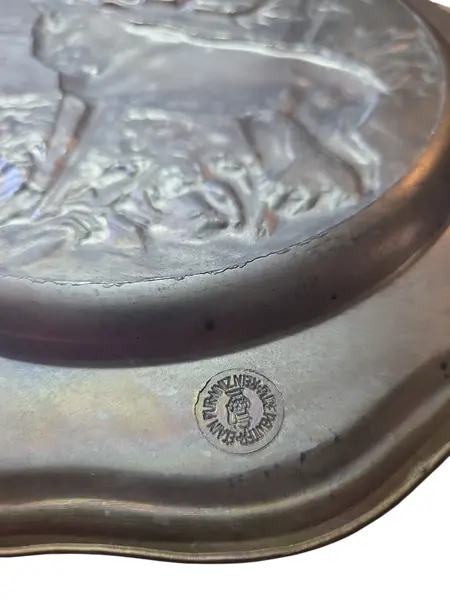 Foto de um(a) Prato Decorativo Alemão Rein Zinn – Estanho Puro Colecionável, da categoria de Pratos Decorativos. Adicione um toque de história alemã à sua decoração com este prato em estanho puro (Rein Zinn). Esta peça vintage destaca-se... Mostrado de uma perspectiva diferente. Vendido no marketplace Trésors.