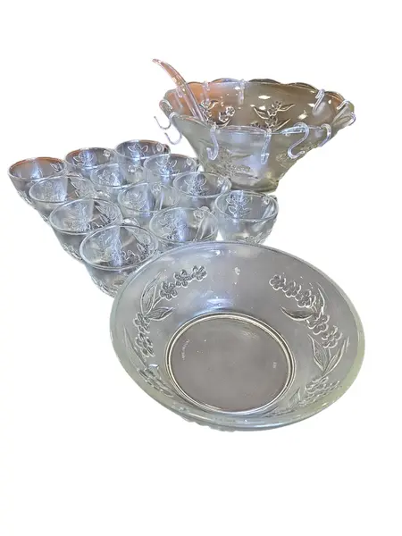 Foto de um(a) Jogo de Poncheira da Indonésia - Conjunto Completo com 27 Peças, da categoria de Travessas e tigelas. Este conjunto de 27 peças é ideal para servir com elegância e precisão. Abaixo, as especificações detalhadas de cada item... Mostrado de uma perspectiva diferente. Vendido no marketplace Trésors.