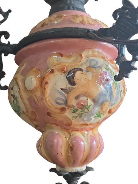 Foto de um(a) Lustre Antigo em Ferro Forjado, Cerâmica Esmaltada e Opalina, da categoria de Lustres. Lustre antigo decorativo, combinando a robustez do ferro com a delicadeza de detalhes em cerâmica esmaltada. Conta com... Mostrado de uma perspectiva diferente. Vendido no marketplace Trésors.