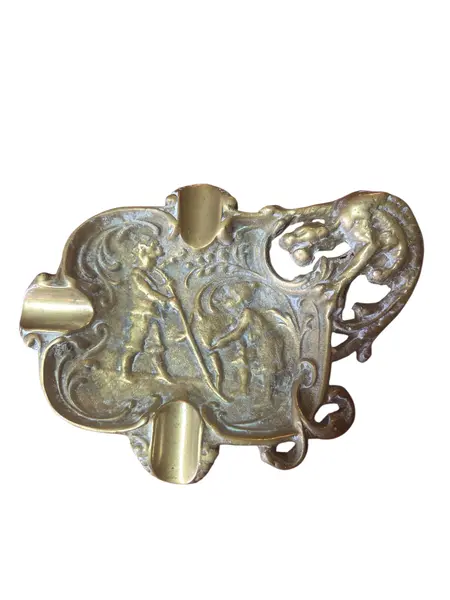 Foto de um(a) Cinzeiro Dragão em Bronze Maciço – Cena Clássica em Relevo, da categoria de Cinzeiros. Uma peça de colecionador que transborda história e elegância. Este cinzeiro em bronze maciço apresenta um detalhado trabalho... Mostrado de uma perspectiva diferente. Vendido no marketplace Trésors.