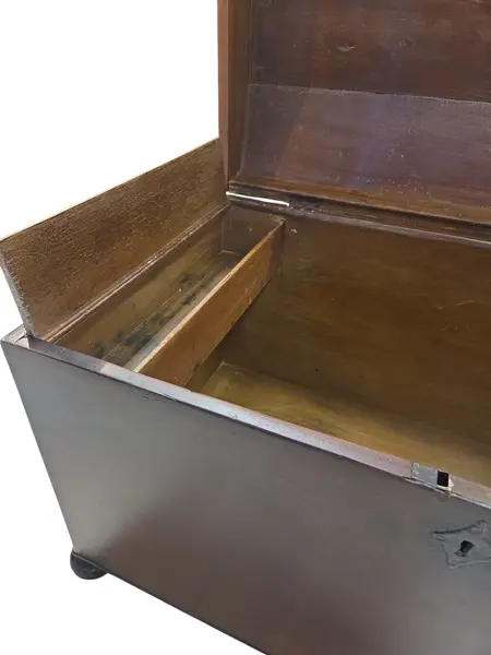 Foto de um(a) Baú Organizador de Imbuia – Sofisticação e História no seu Quarto, da categoria de Baús. Uma peça imponente que atravessa gerações. Este baú é confeccionado em imbuia maciça, uma das madeiras mais raras e nobres... Mostrado de uma perspectiva diferente. Vendido no marketplace Trésors.