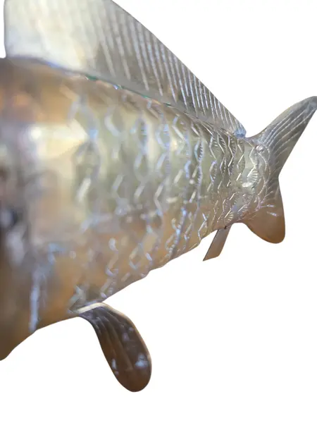 Foto de um(a) Peixe Escultural em Latão Dourado, da categoria de Escultura. A pátina natural do latão confere um charme vintage autêntico, tornando-o o acessório perfeito para mesas de centro,... Mostrado de uma perspectiva diferente. Vendido no marketplace Trésors.