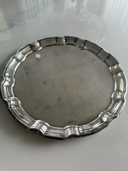 Foto de um(a) Bandeja Sheffield Plate - clássica inglesa, da categoria de Bandejas. Bandeja em Sheffield Plate, com borda recortada e ondulação tradicional — desenho atemporal que atravessa décadas sem perder... Mostrado de uma perspectiva diferente. Vendido no marketplace Trésors.