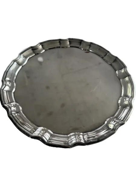 Foto de um(a) Bandeja Sheffield Plate - clássica inglesa, da categoria de Bandejas. Bandeja em Sheffield Plate, com borda recortada e ondulação tradicional — desenho atemporal que atravessa décadas sem perder... Mostrado de uma perspectiva diferente. Vendido no marketplace Trésors.