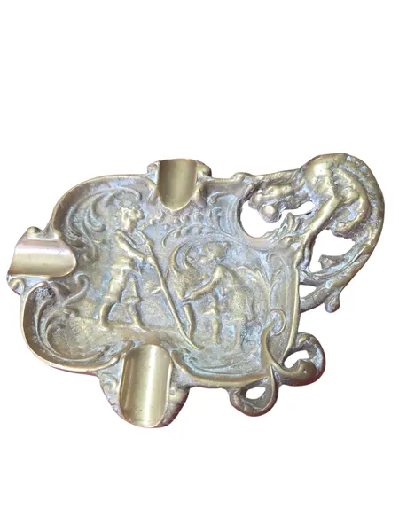 Foto de um(a) Cinzeiro Dragão em Bronze Maciço – Cena Clássica em Relevo, da categoria de Cinzeiros. Uma peça de colecionador que transborda história e elegância. Este cinzeiro em bronze maciço apresenta um detalhado trabalho... Mostrado de uma perspectiva diferente. Vendido no marketplace Trésors.