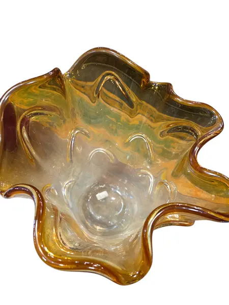 Foto de um(a) Vaso Murano Dourado, da categoria de Vasos. Cada curva deste vaso conta uma história de fogo e sopro. Feito artesanalmente, este Murano carrega a alma da tradição... Mostrado de uma perspectiva diferente. Vendido no marketplace Trésors.