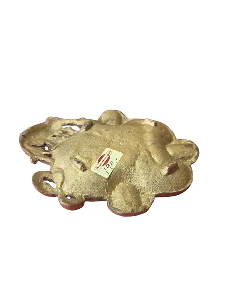 Foto de um(a) Cinzeiro Dragão em Bronze Maciço – Cena Clássica em Relevo, da categoria de Cinzeiros. Uma peça de colecionador que transborda história e elegância. Este cinzeiro em bronze maciço apresenta um detalhado trabalho... Mostrado de uma perspectiva diferente. Vendido no marketplace Trésors.