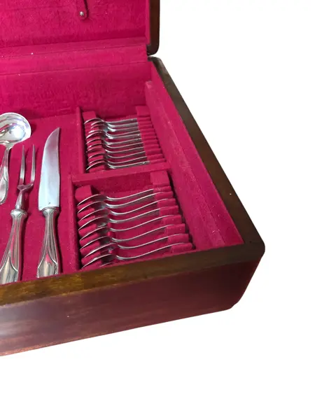 Foto de um(a) Faqueiro Radio Prateado - 104 Peças Completo com Estojo, da categoria de Faqueiros / Jogo de talheres. O clássico que nunca sai de moda na sua mesa. Para quem busca uma mesa posta com presença e história, este faqueiro Modelo... Mostrado de uma perspectiva diferente. Vendido no marketplace Trésors.