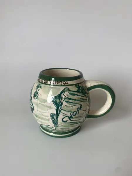 Foto de um(a) Caneca de chopp em cerâmica, da categoria de Canecas. Caneca de chopp lembrança de Valença/RJ. Produzida pela Luís Salvador Mede: 10cm altura. Mostrado de uma perspectiva diferente. Vendido no marketplace Trésors.