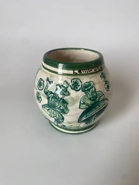 Foto de um(a) Caneca de chopp em cerâmica, da categoria de Canecas. Caneca de chopp lembrança de Valença/RJ. Produzida pela Luís Salvador Mede: 10cm altura. Mostrado de uma perspectiva diferente. Vendido no marketplace Trésors.