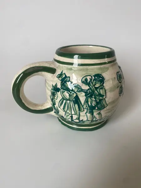 Foto de um(a) Caneca de chopp em cerâmica, da categoria de Canecas. Caneca de chopp lembrança de Valença/RJ. Produzida pela Luís Salvador Mede: 10cm altura. Mostrado de uma perspectiva diferente. Vendido no marketplace Trésors.
